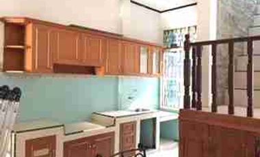 Rumah Bertingkat Di Belakang