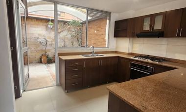 Espectacular Casa Campestre en Chía – Vivenza | 200m² | Sin HipotecaDescripción:Disfrute de la tranquilidad y el confort en esta hermosa casa exterior