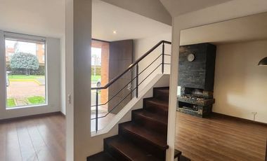 Espectacular Casa Campestre en Chía – Vivenza | 200m² | Sin HipotecaDescripción:Disfrute de la tranquilidad y el confort en esta hermosa casa exterior