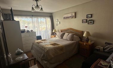 Vendo amplio y cómodo departamento en Viña del Mar, buena conectividad en los Orientes, 2 dormitorios 2 baños, 1 estacionamiento, $ 175.000.000