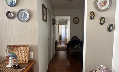 Vendo amplio y cómodo departamento en Viña del Mar, buena conectividad en los Orientes, 2 dormitorios 2 baños, 1 estacionamiento, $ 175.000.000