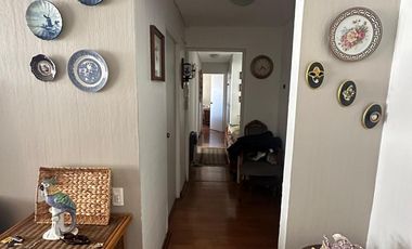 Vendo amplio y cómodo departamento en Viña del Mar, buena conectividad en los Orientes, 2 dormitorios 2 baños, 1 estacionamiento, $ 175.000.000