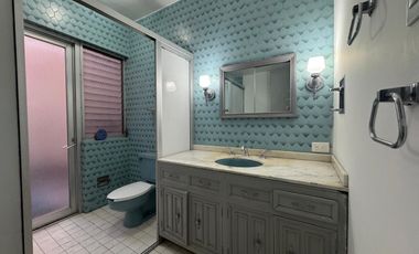 ZONA CENTRO EN EL PRIMER CUADRO DE LA CIUDAD, LOCAL COMERCIAL EN 2 PLANTAS FRENTE A ESTACIONAMIENTO PUBLICO