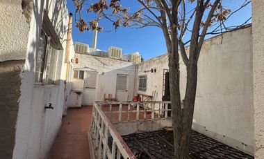 ZONA CENTRO EN EL PRIMER CUADRO DE LA CIUDAD, LOCAL COMERCIAL EN 2 PLANTAS FRENTE A ESTACIONAMIENTO PUBLICO