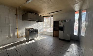 ZONA CENTRO EN EL PRIMER CUADRO DE LA CIUDAD, LOCAL COMERCIAL EN 2 PLANTAS FRENTE A ESTACIONAMIENTO PUBLICO