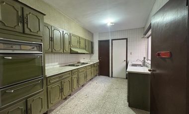 ZONA CENTRO EN EL PRIMER CUADRO DE LA CIUDAD, LOCAL COMERCIAL EN 2 PLANTAS FRENTE A ESTACIONAMIENTO PUBLICO