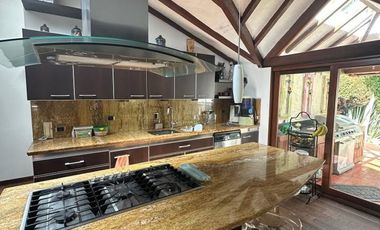 Exclusiva Casa de un Solo Piso en Sindamanoy – Privacidad  en Chía Descripción:Viva en uno de los condominios más prestigiosos y seguros de la sabana