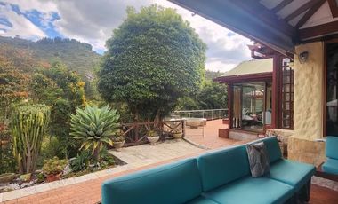 Exclusiva Casa de un Solo Piso en Sindamanoy – Privacidad  en Chía Descripción:Viva en uno de los condominios más prestigiosos y seguros de la sabana