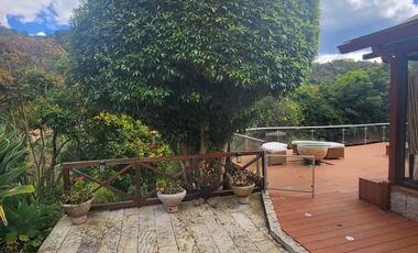 Exclusiva Casa de un Solo Piso en Sindamanoy – Privacidad  en Chía Descripción:Viva en uno de los condominios más prestigiosos y seguros de la sabana