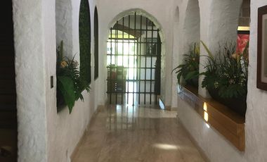 RESIDENCIA EN RENTA FRENTE AL LAGO Y FAIRWAY EN BALVANERA GOLF POLO COUNTRY CLUB