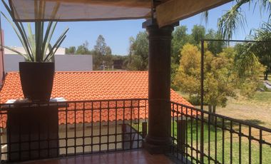 RESIDENCIA EN RENTA FRENTE AL LAGO Y FAIRWAY EN BALVANERA GOLF POLO COUNTRY CLUB