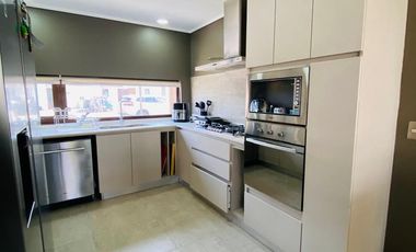 VENTA CASA MEDITERRÁNEA CONDOMINIO TAIQUEN. NO PERIMETRAL. - 3D + 3B + Terraza Techada + Quincho + Piscina + Logia– A pasos Colegio Highlands