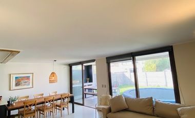 VENTA CASA MEDITERRÁNEA CONDOMINIO TAIQUEN. NO PERIMETRAL. - 3D + 3B + Terraza Techada + Quincho + Piscina + Logia– A pasos Colegio Highlands