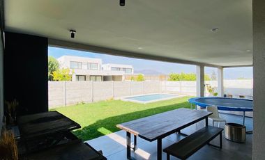 VENTA CASA MEDITERRÁNEA CONDOMINIO TAIQUEN. NO PERIMETRAL. - 3D + 3B + Terraza Techada + Quincho + Piscina + Logia– A pasos Colegio Highlands