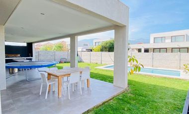 VENTA CASA MEDITERRÁNEA CONDOMINIO TAIQUEN. NO PERIMETRAL. - 3D + 3B + Terraza Techada + Quincho + Piscina + Logia– A pasos Colegio Highlands