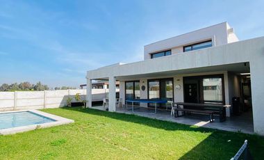 VENTA CASA MEDITERRÁNEA CONDOMINIO TAIQUEN. NO PERIMETRAL. - 3D + 3B + Terraza Techada + Quincho + Piscina + Logia– A pasos Colegio Highlands