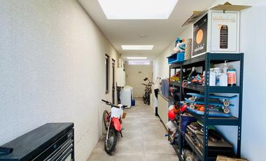 VENTA CASA MEDITERRÁNEA CONDOMINIO TAIQUEN. NO PERIMETRAL. - 3D + 3B + Terraza Techada + Quincho + Piscina + Logia– A pasos Colegio Highlands