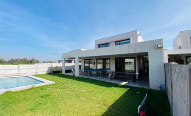 VENTA CASA MEDITERRÁNEA CONDOMINIO TAIQUEN. NO PERIMETRAL. - 3D + 3B + Terraza Techada + Quincho + Piscina + Logia– A pasos Colegio Highlands