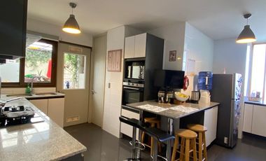 VENTA CASA MEDITERRÁNEA EN CONDOMINIO – GRAN TERRENO – NO PERIMETRAL - PIEDRA ROJA – 4D (2 EN SUITE) + PIEZA SERVICIO + TERRAZA TECHADA + QUINCHO