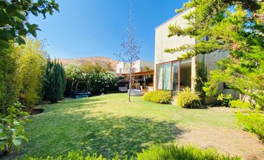 VENTA CASA MEDITERRÁNEA EN CONDOMINIO – GRAN TERRENO – NO PERIMETRAL - PIEDRA ROJA – 4D (2 EN SUITE) + PIEZA SERVICIO + TERRAZA TECHADA + QUINCHO