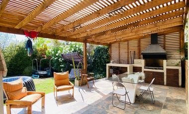 VENTA CASA MEDITERRÁNEA EN CONDOMINIO – GRAN TERRENO – NO PERIMETRAL - PIEDRA ROJA – 4D (2 EN SUITE) + PIEZA SERVICIO + TERRAZA TECHADA + QUINCHO