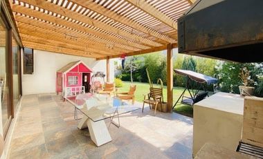 VENTA CASA MEDITERRÁNEA EN CONDOMINIO – GRAN TERRENO – NO PERIMETRAL - PIEDRA ROJA – 4D (2 EN SUITE) + PIEZA SERVICIO + TERRAZA TECHADA + QUINCHO