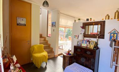 VENTA CASA MEDITERRÁNEA EN CONDOMINIO – GRAN TERRENO – NO PERIMETRAL - PIEDRA ROJA – 4D (2 EN SUITE) + PIEZA SERVICIO + TERRAZA TECHADA + QUINCHO