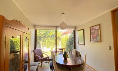 VENTA CASA MEDITERRÁNEA EN CONDOMINIO – GRAN TERRENO – NO PERIMETRAL - PIEDRA ROJA – 4D (2 EN SUITE) + PIEZA SERVICIO + TERRAZA TECHADA + QUINCHO