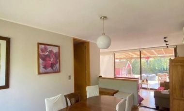 VENTA CASA MEDITERRÁNEA EN CONDOMINIO – GRAN TERRENO – NO PERIMETRAL - PIEDRA ROJA – 4D (2 EN SUITE) + PIEZA SERVICIO + TERRAZA TECHADA + QUINCHO