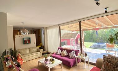 VENTA CASA MEDITERRÁNEA EN CONDOMINIO – GRAN TERRENO – NO PERIMETRAL - PIEDRA ROJA – 4D (2 EN SUITE) + PIEZA SERVICIO + TERRAZA TECHADA + QUINCHO