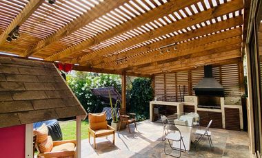 VENTA CASA MEDITERRÁNEA EN CONDOMINIO – GRAN TERRENO – NO PERIMETRAL - PIEDRA ROJA – 4D (2 EN SUITE) + PIEZA SERVICIO + TERRAZA TECHADA + QUINCHO