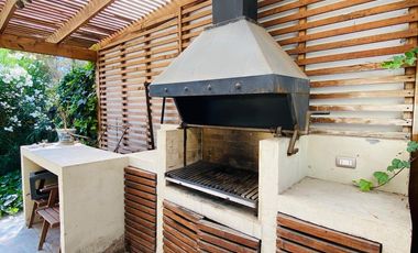 VENTA CASA MEDITERRÁNEA EN CONDOMINIO – GRAN TERRENO – NO PERIMETRAL - PIEDRA ROJA – 4D (2 EN SUITE) + PIEZA SERVICIO + TERRAZA TECHADA + QUINCHO