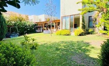 VENTA CASA MEDITERRÁNEA EN CONDOMINIO – GRAN TERRENO – NO PERIMETRAL - PIEDRA ROJA – 4D (2 EN SUITE) + PIEZA SERVICIO + TERRAZA TECHADA + QUINCHO