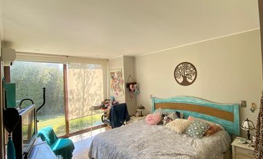 VENTA CASA MEDITERRÁNEA EN CONDOMINIO – GRAN TERRENO – NO PERIMETRAL - PIEDRA ROJA – 4D (2 EN SUITE) + PIEZA SERVICIO + TERRAZA TECHADA + QUINCHO