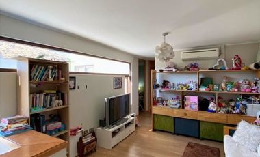 VENTA CASA MEDITERRÁNEA EN CONDOMINIO – GRAN TERRENO – NO PERIMETRAL - PIEDRA ROJA – 4D (2 EN SUITE) + PIEZA SERVICIO + TERRAZA TECHADA + QUINCHO