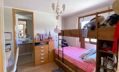 VENTA CASA MEDITERRÁNEA EN CONDOMINIO – GRAN TERRENO – NO PERIMETRAL - PIEDRA ROJA – 4D (2 EN SUITE) + PIEZA SERVICIO + TERRAZA TECHADA + QUINCHO