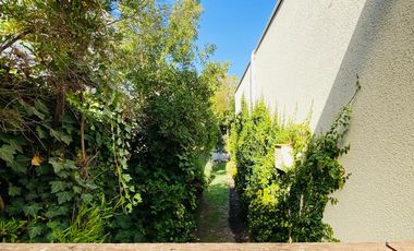 VENTA CASA MEDITERRÁNEA EN CONDOMINIO – GRAN TERRENO – NO PERIMETRAL - PIEDRA ROJA – 4D (2 EN SUITE) + PIEZA SERVICIO + TERRAZA TECHADA + QUINCHO