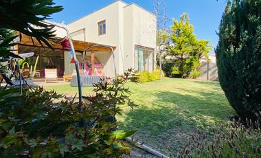 VENTA CASA MEDITERRÁNEA EN CONDOMINIO – GRAN TERRENO – NO PERIMETRAL - PIEDRA ROJA – 4D (2 EN SUITE) + PIEZA SERVICIO + TERRAZA TECHADA + QUINCHO