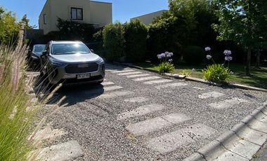 VENTA CASA MEDITERRÁNEA EN CONDOMINIO – GRAN TERRENO – NO PERIMETRAL - PIEDRA ROJA – 4D (2 EN SUITE) + PIEZA SERVICIO + TERRAZA TECHADA + QUINCHO