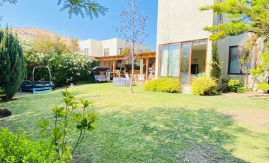 VENTA CASA MEDITERRÁNEA EN CONDOMINIO – GRAN TERRENO – NO PERIMETRAL - PIEDRA ROJA – 4D (2 EN SUITE) + PIEZA SERVICIO + TERRAZA TECHADA + QUINCHO