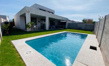 ARRIENDO CASA MEDITERRÁNEA CONDOMINIO TAIQUEN. NO PERIMETRAL. - 3D + 3B + Terraza Techada + Quincho + Piscina + Logia– A pasos Colegio Highlands