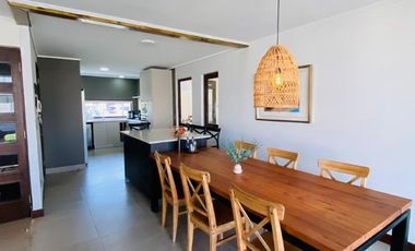 ARRIENDO CASA MEDITERRÁNEA CONDOMINIO TAIQUEN. NO PERIMETRAL. - 3D + 3B + Terraza Techada + Quincho + Piscina + Logia– A pasos Colegio Highlands