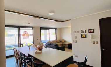 ARRIENDO CASA MEDITERRÁNEA CONDOMINIO TAIQUEN. NO PERIMETRAL. - 3D + 3B + Terraza Techada + Quincho + Piscina + Logia– A pasos Colegio Highlands