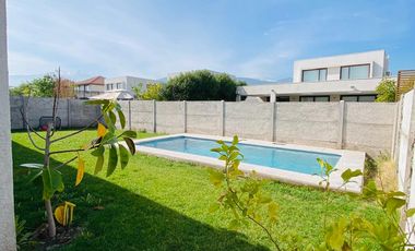 ARRIENDO CASA MEDITERRÁNEA CONDOMINIO TAIQUEN. NO PERIMETRAL. - 3D + 3B + Terraza Techada + Quincho + Piscina + Logia– A pasos Colegio Highlands