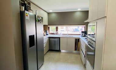 ARRIENDO CASA MEDITERRÁNEA CONDOMINIO TAIQUEN. NO PERIMETRAL. - 3D + 3B + Terraza Techada + Quincho + Piscina + Logia– A pasos Colegio Highlands