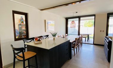 ARRIENDO CASA MEDITERRÁNEA CONDOMINIO TAIQUEN. NO PERIMETRAL. - 3D + 3B + Terraza Techada + Quincho + Piscina + Logia– A pasos Colegio Highlands