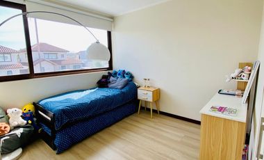 ARRIENDO CASA MEDITERRÁNEA CONDOMINIO TAIQUEN. NO PERIMETRAL. - 3D + 3B + Terraza Techada + Quincho + Piscina + Logia– A pasos Colegio Highlands