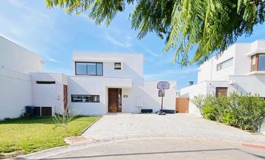 ARRIENDO CASA MEDITERRÁNEA CONDOMINIO TAIQUEN. NO PERIMETRAL. - 3D + 3B + Terraza Techada + Quincho + Piscina + Logia– A pasos Colegio Highlands