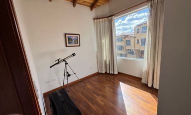 CASA EN VENTA SECTOR SANTA LUCÍA 4 DORMITORIOS