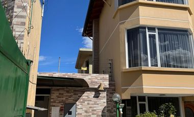 CASA EN VENTA SECTOR SANTA LUCÍA 4 DORMITORIOS